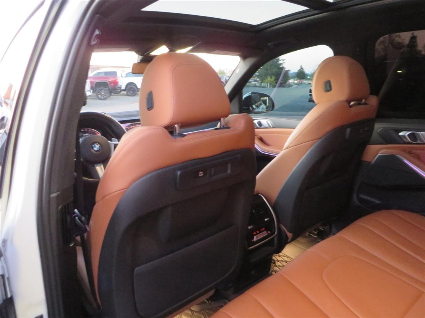2022 White /BROWN BMW X5 xDrive40i (5UXCR6C08N9) with an 3.0L L6 DOHC 24V engine, 8A transmission, located at 2630 Grass Valley Highway, Auburn, CA, 95603, (530) 508-5100, 38.937893, -121.095482 - Photo#30